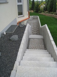 Treppe mit Seitenmauer   
